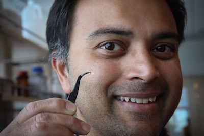 Il Professor Rajesh Menon mostra la cannula utilizzata