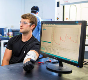 Ecco il dispositivo che permette di ottenere energia elettrica dai movimenti del nostro corpo