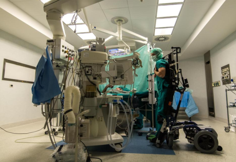 Medico paralizzato opera con un esoscheletro
