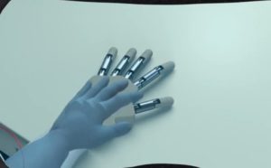 Sentire la mano artificiale come propria grazie alla realtà virtuale