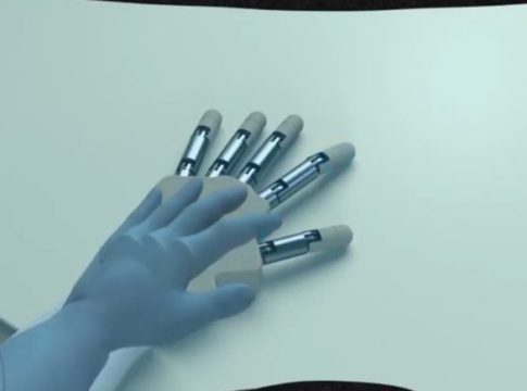 Sentire la mano artificiale come propria grazie alla realtà virtuale