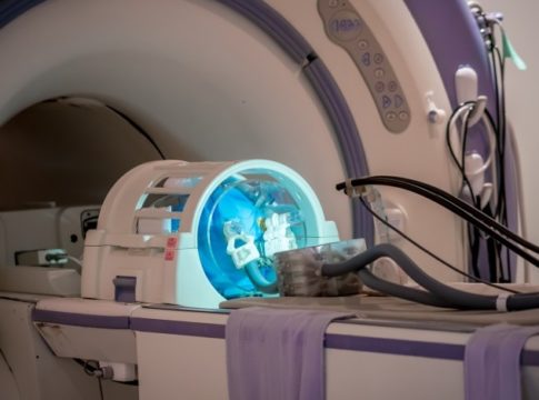 Neurochirurgia: ecco il primo robot che può operare all'interno dello scanner MRI
