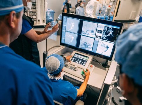 Eseguito il primo intervento di chirurgia robotica su un aneurisma cerebrale