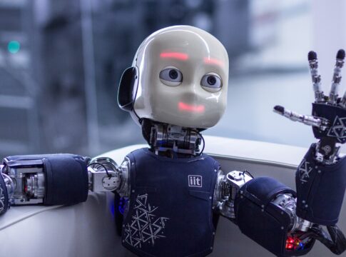 Il robot umanoide iCub in clinica per aiutare i bambini con autismo. Credits: IIT