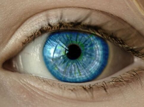 Prima retina artificiale bioibrida per il trattamento dell'AMD