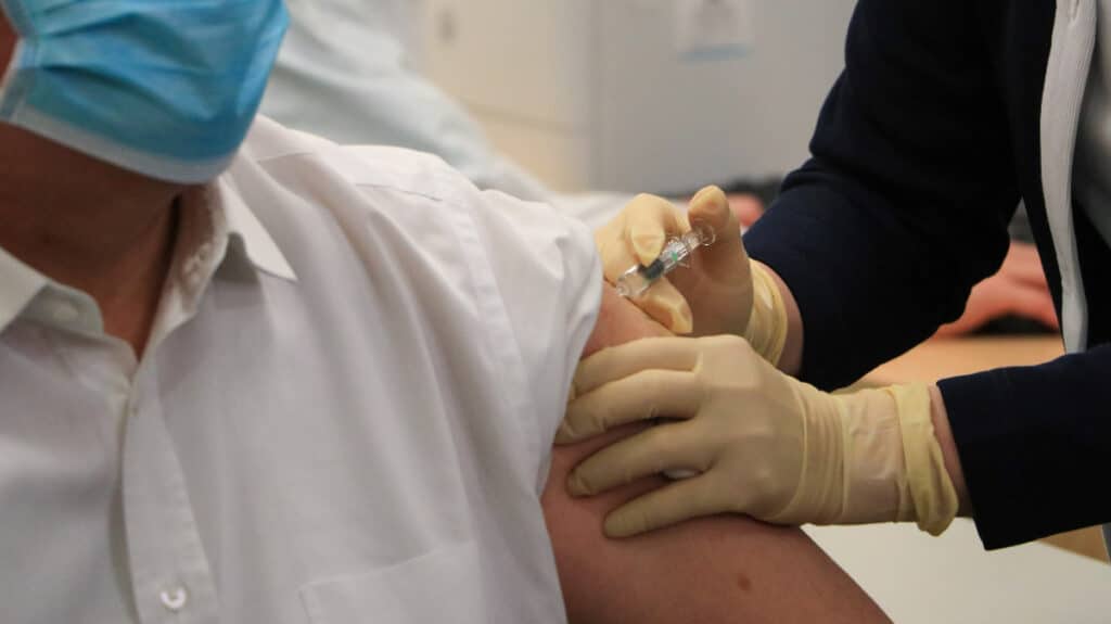 Vaccino Pfizer-BioNTech: EMA valuta la terza dose