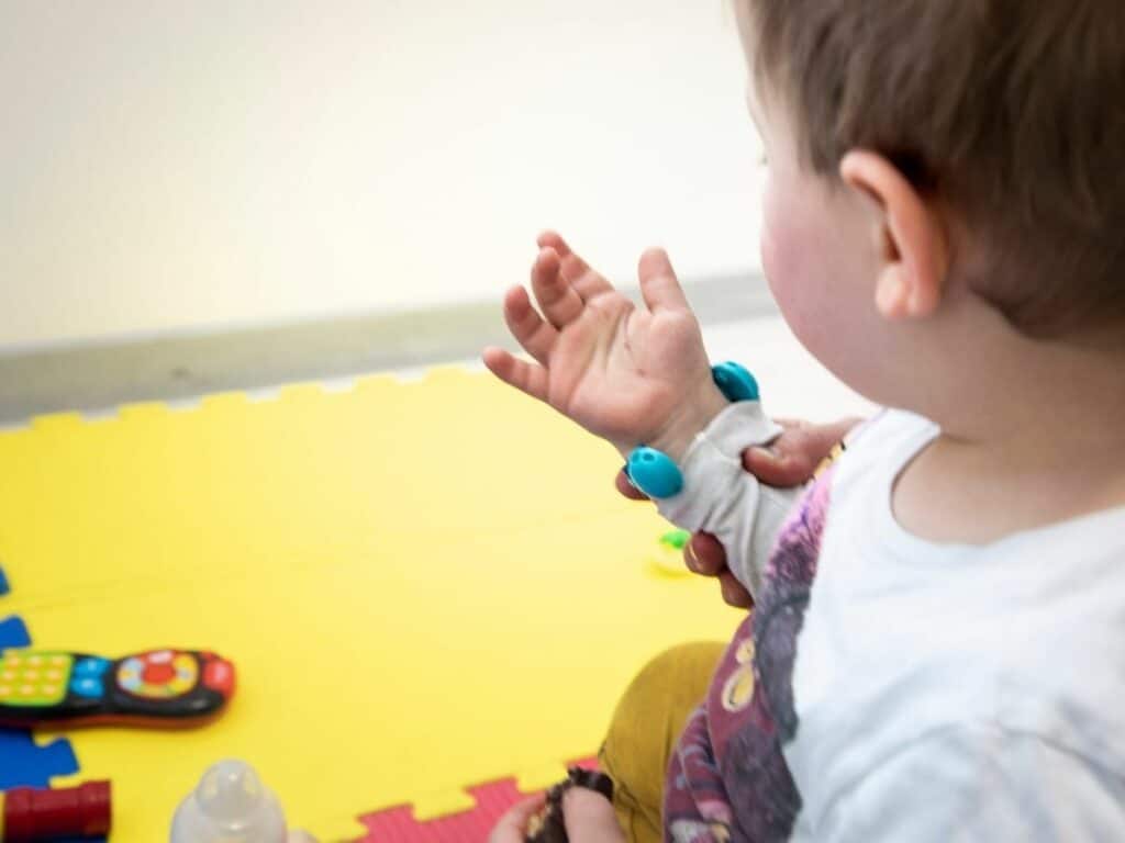 I bambini con disabilità visive preferiscono il tatto all’udito. Credits: IIT