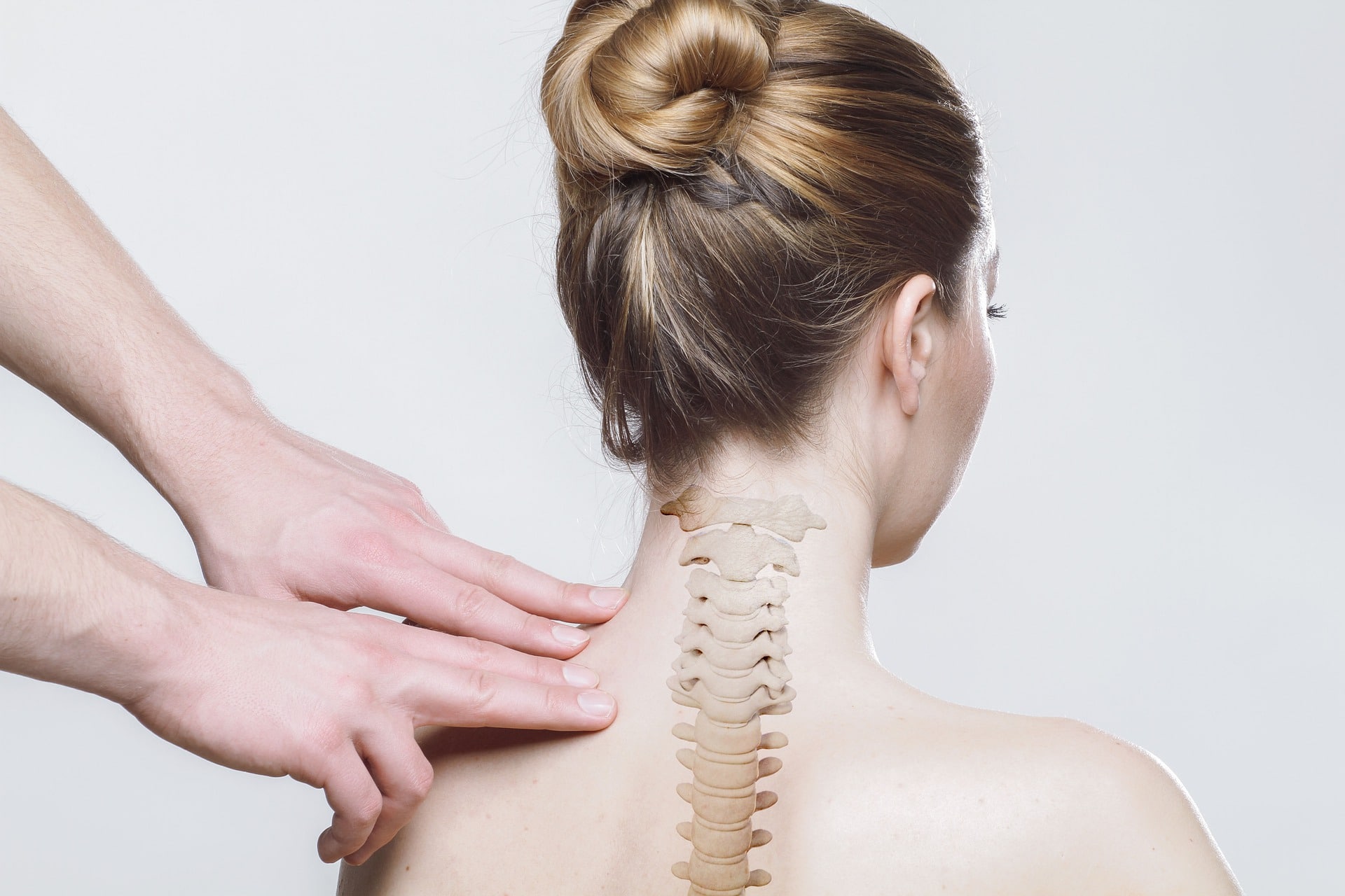 Scrocchiare la schiena, un bene o un male per ridurre il dolore?