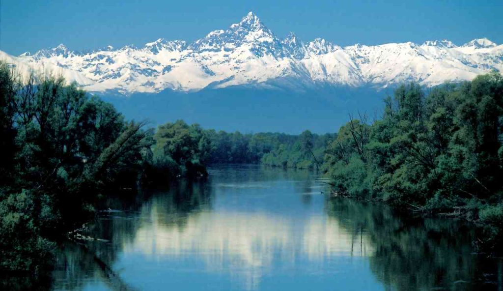 Pianura padana e monviso nello sfondo