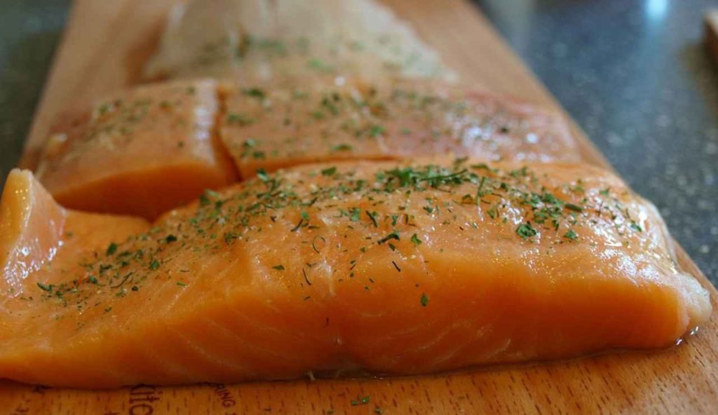 Porzioni di salmone (Pixabay)