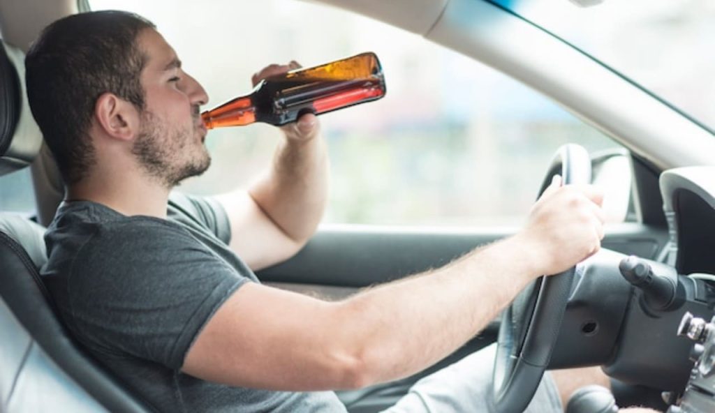 Uomo beve al volante