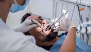 Uomo viene sottoposto a intervento chirurgico dal dentista