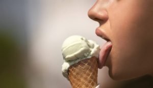 Illustrazione di una ragazza mentre mangia un gelato (Pixabay FOTO) - www.biomedicalcue.it