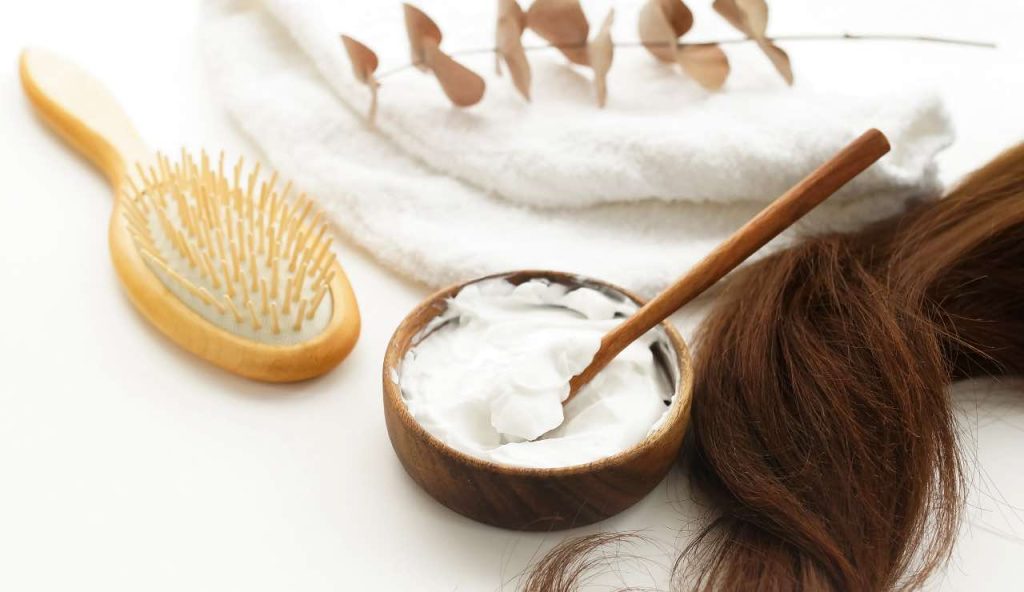 Come creare una maschera per capelli, naturale ed economica?